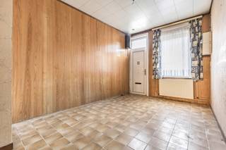 Immo Pické biedt u deze te renoveren woning aan in Sint-Pieters-Leeuw, gelegen in de nabijheid van winkels, scholen, openbaar vervoer, invalswegen en alle voorzieningen. Deze woning beschikt op de gelijkvloerse verdieping over een woonkamer, een keuken, een tussengang, een badkamer (en wasplaats) en een toilet. Op de eerste verdieping beschikt deze woning over twee slaapkamers (hoogte plafond +- 1,92m), waarvan één doorloopkamer. De zolderverdieping is te bereiken via een vaste trap uit de doorloopkamer en kan worden ingericht als bijkomende slaapkamer. Achteraan beschikt deze woning nog over een berging en een ruime tuin. Links van de woning ligt nog een privatieve toegang tot de achterkant van de woning, wat handig is voor fietsen of voor het uitvoeren van renovaties. Renovatieplicht van toepassing.