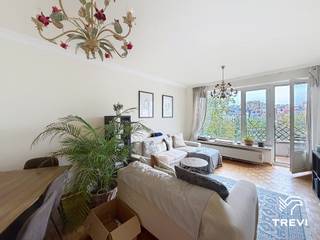 <p>BRUXELLES : Sur le Square Marie-Louise et proche du quartier européen, bel appartement 1 chambre de ±70m² situé au 6e étage avec ascenseur. Il se compose comme suit : hall d’entrée avec placards, lumineux living de ±20m² avec un balcon orienté Est, cuisine full équipée ( four, taques, hotte, frigo, congélateur, lave-vaisselle et lave-linge), salle de bains et douche avec wc, chambre ±12m² avec une terrasse de ±5m² orientée Ouest et une cave n°11. Charges : Provisions de 200€/mois comprenant les communs, eau chaude, eau froide et chauffage. PEB D*. Disponible le 15/11/2026.<br /><br /></p>
<p><u>Au 6<sup>e</sup> étage avec ascenseur : </u></p>
<p></p>
<ul>
<li>Hall d’entrée avec placards</li>
<li>Lumineux living de ±20m² avec un balcon orienté Est</li>
<li>Cuisine équipée ( four, taques, hotte, frigo, congélateur, lave-vaisselle et lave-linge)</li>
<li>Salle de bain et douche avec wc</li>
<li>Chambre ±12m² avec une terrasse de ±5m² orientée Ouest</li>
<li>Cave n°11</li>
</ul>
<p></p>