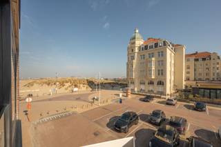 Res. RiazorOntdek dit instapklare appartement met een prachtig zijdelings zicht op de duinen en de zee. Dit charmante appartement ademt een echte...