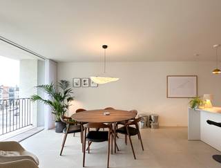 In een kleinschalige maar luxueus gebouw, residentie Bosteels, vind je dit appartement op de derde verdieping. Het is makkelijk te bereiken met de lift en biedt bovendien een panoramisch zicht over het plein.<br /><br />Met een bewoonbare oppervlakte van 120 m² en een Zuid-gericht terras van 18 m², geniet u van een unieke combinatie van ruimte, licht en comfort.<br /><br />Kenmerken van het appartement:<br />* Hoogwaardige, luxueuze afwerkingsgraad<br />* 2 ruime slaapkamers, elk met een eigen ensuite badkamer voorzien van ligbad en douche<br />* Lichtrijke leefruimte van maar liefst 51,8 m² met open geïnstalleerde keuken<br />* Apart gastentoilet en praktische berging <br />* Volledig toekomstgericht: warmtepomp, zonnepanelen en uitstekende energieprestaties conform de normen vandaag<br />* Rolstoel- en rollatorvriendelijk<br /><br />Een unieke kans voor wie op zoek is naar eigentijds wonen, in ruimte en luxe nabij alle faciliteiten (winkels, openbaar vervoer,...).<br /><br />Ligging: Onze-Lieve-Vrouwplein 4, 9100 Sint-Niklaas<br /><br />Interesse? Neem snel contact op via info@immo-jet.be of 03/775.44.10 voor meer informatie of een bezichtiging!