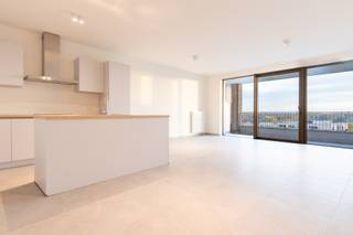 <p>Het appartement is gelegen aan de Dascottelei in Deurne, met een supermarkt in het gebouw en openbaar vervoer voor de deur. Een uiterst praktische en centrale ligging. Het appartement beschikt over een lichtrijke leefruimte met een open, volledig uitgeruste keuken die alle comfort biedt. Via de hal bereik je twee slaapkamers, een bureauruimte tussenin, een handige berging en een badkamer met inloopdouche. Daarnaast is er een ruim en zonnig terras en is er in de ondergrondse garage nog een privatieve autostaanplaats inbegrepen in de huurprijs. De gemeenschappelijke kosten bedragen €80,00 per maand.</p>