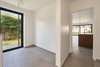 Instapklare en energiezuinige nieuwbouw (E22) in een rustige wijk te Berendrecht!<br />Zoekt u een moderne gezinswoning met alle comfort? Deze hoogwaardige halfopen bebouwing met 3 slaapkamers en tuin combineert een rustige ligging met de nabijheid van winkels, scholen en openbaar vervoer.<br />De indeling:<br />• Gelijkvloers: Inkomhal met gastentoilet, ruime berging (wasmachineaansluiting), een lichte woonkamer met volledig geïnstalleerde open keuken en een groot schuifraam naar de tuin en het terras. Daarnaast is er een flexibele kamer op het gelijkvloers (slaapkamer of bureau).<br />• Eerste verdieping: 2 gezellige slaapkamers, een ingerichte badkamer (douche, toilet, lavabo) en een extra berging.<br />• Zolder: Kleine bergzolder via uitschuiftrap.<br />Belangrijke troeven:<br />• Extreem energiezuinig: E-peil <30 (E22), ventilatiesysteem C en zonnepanelen.<br />• Duurzaam afgewerkt met aluminium ramen (dubbel glas), groen dak en een regenwaterput.<br />• Elektriciteit is volledig conform<br />• Verkoop onder 21% BTW (nieuwbouw).<br />Bezoek inplannen? Bel 03 568 03 03 of mail naar info@vastgoed03.be.