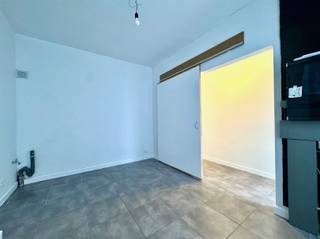 Deze gerenoveerde, ruime woning met drie slaapkamers combineert hedendaags comfort met gezellige charme. Bij het binnenkomen valt meteen de...
