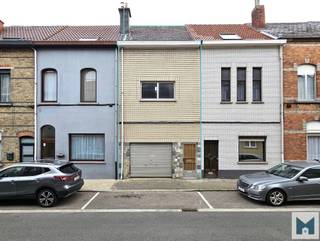 BEZOEKMOMENTEN : 08/08/26 tussen 14u-16u &amp; 13/08/26 tussen 17u-19u. <br />Woning wordt verkocht via SmartBid van 14/08/26 om 14u tot en met 23/08/26 om 14u.<br /><br />Bent u op zoek naar een woning die u volledig naar eigen smaak en wensen kan inrichten? Dan is dit renovatieproject aan de buitenrand van Aalst precies wat u zoekt!<br />Deze gesloten bebouwing geniet van een centrale ligging, in de nabijheid van winkels, scholen, openbaar vervoer en andere voorzieningen.<br />Dankzij haar gunstige locatie is dit een ideale uitvalsbasis voor wie centraal wil wonen met alle comfort binnen handbereik.<br /><br />Er werd reeds een plan van indeling uitgewerkt welke een mooie basis biedt om de woning om te vormen tot een comfortabele en hedendaagse thuis of een interessante investering. Dit plan maakt deel uit van een vergunning die vervallen is.<br />Met de juiste renovatiewerken kan u hier een eigentijdse woonst creëren die volledig aansluit bij uw persoonlijke woonwensen.<br />Bovendien werden reeds verschillende bouwmaterialen aangekocht die mee verkocht worden met de woning. (zie bijlage documenten)<br />Zo bespaart u niet alleen tijd maar ook een deel van de opstartkosten.<br /><br />Bent u niet bang om de handen uit de mouwen te steken en droomt u van een woning die u van A tot Z zelf kan omvormen?<br />Dan is dit renovatieproject beslist een bezoek waard!<br /><br />! m² volgens uitgewerkt plan<br />EPC: 541 kWh/m²/j en UC: 2204748-RES-1 (F-label)<br />Voor meer inlichtingen kan u contact opnemen met Marik op het nummer 052/21.65.51 of mailen naar info@immomiddelpunt.be