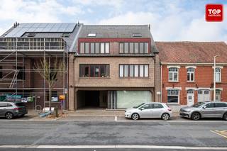 Dit verzorgde duplexappartement ligt in het hart van het gezellige dorpscentrum van Sleidinge (Evergem). Alles wat je nodig hebt zoals...
