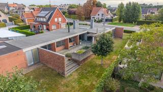 <p>!! PRIJS IS RICHTPRIJS !!<br />Elk prijsvoorstel wordt overgemaakt aan eigenaars <br /><br />Net buiten het centrum van Oudenburg, op een <span>ruim perceel van circa 1.000 m²</span>, bevindt zich deze karaktervolle architectenwoning, ontworpen door <span>architect Scherpereel</span>.</p>
<p>Een woning met een uitgesproken eigen karakter, waar <span>ruimte, natuurlijke lichtinval en een doordachte architectuur</span> centraal staan. De ruime leefruimtes, aangename zichtlijnen en verbinding tussen de verschillende vertrekken zorgen voor een bijzondere woonbeleving die u in klassieke woningen niet snel terugvindt.</p>
<p>Via de inkomhal komt u in de verschillende leefruimtes, waaronder een afzonderlijk bureau, een <span>ruime woonkamer met houtkachel en ingerichte keuken</span>. De grote raampartijen zorgen voor een aangename lichtinval en brengen het zicht op de pergola en de vijver naar binnen. Hierdoor ontstaat een mooie wisselwerking tussen de architectuur van de woning en de groene buitenomgeving.</p>
<p>De woonkamer sluit aan op de <span>ruime woonkeuken met eethoek</span>. Aansluitend zijn een praktische voorraadkamer en stookplaats voorzien.</p>
<p>De centrale gang leidt naar <span>drie ruime slaapkamers</span> en een vernieuwde badkamer, uitgerust met alle hedendaagse voorzieningen. Tevens is er een afzonderlijk gastentoilet. Deze gang is ook toegankelijk via zijkant van woning.</p>
<p>Achteraan bevindt zich een praktische bijkeuken met rechtstreekse toegang tot de bijzonder ruime garage- en opslagzone. Met circa <span>90 m² garage- en stockageruimte</span> beschikt de woning over een uitzonderlijke hoeveelheid bijkomende ruimte. Ideaal voor meerdere voertuigen, hobby’s, stockage, een atelier of wie gewoon nood heeft aan veel bergruimte.<br /><br />Woning is ook voorzien van kruipkelder</p>
<p>De garage is via tuinzijde van de woning als via de<span> poort</span> aan zijkant bereikbaar.</p>
<p>Ook buiten biedt het perceel heel wat mogelijkheden. De <span>ruime voortuin en de achterliggende tuin</span> zorgen voor een aangename groene omgeving rondom de woning. De pergola en vijver versterken het gevoel van rust en maken van de tuin een verlengstuk van de leefruimtes.</p>
<p>Deze woning is meer dan een ruime gezinswoning. Het is een <span>architecturale woning met karakter</span>, ontworpen vanuit een duidelijke visie op ruimte, licht en leefkwaliteit.</p>
<p>Meer info / bezoek : 0477 03 03 03</p>