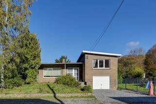 Deze ééngezinswoning gelegen te Paal heeft een mooie leefruimte met daarnaast een ruime keuken, 3 slaapkamers en een badkamer.<br />Verder vinden we nog een garage, wasplaats/berging en kelder terug.<br />Het huis is gelegen op een perceel van circa 8 are met een straatbreedte van ongeveer 28m, hierdoor heb je zowel achter het huis als aan de zijkanten veel ruimte om te genieten van de tuin.<br />Extra troeven: PVC ramen met dubbel glas, airco<br /><br />Heb je interesse en/of wil je het huis graag bezichtigen? Bel dan snel op het nummer 0491 15 30 43 of mail naar hallo@nielsvastgoed.be Ik help je graag verder.