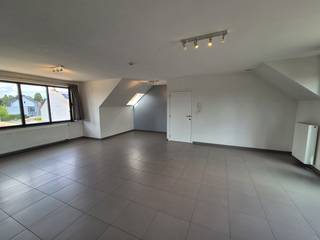 <p>Bent u op zoek naar een ruim en comfortabel appartement met alle nodige voorzieningen? Dan is dit appartement zeker een bezoek waard.<br /><br />Het appartement beschikt over een ruime leefruimte en een volledig uitgeruste keuken met een keramische kookplaat, combi-oven en koelkast met diepvriesvak. <br />Aansluitend bevindt zich een ruime berging die extra opbergruimte biedt.<br /><br />Er zijn 2 slaapkamers en een badkamer die praktisch is ingericht met zowel een ligbad als een aparte douche en een dubbele lavabo. <br />Daarnaast zijn er twee aparte gastentoiletten, wat zorgt voor extra comfort.<br /><br />Verder bevat het appartement een groot terras, ideaal om buiten te ontspannen en een private buitenstaanplaats achter het gebouw.<br /><br />Dit appartement biedt een aangename woonomgeving en een praktische indeling, ideaal voor wie op zoek is naar comfort en ruimte.<br /><br />Onmiddellijk beschikbaar<br /><br />Heb je interesse? Vraag uw bezoek aan via onze website https://www.immovl.be/te-huur/list en druk op de knop '<strong>IK WENS EEN BEZOEK'</strong>.</p>
