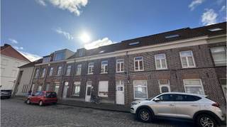 <strong>Comfortabele woning </strong>met<strong> 2 slaapkamers ( mogelijks 3 ) </strong>en <strong>TERRAS </strong>heeft een ideale ligging in het <strong>centrum van Brugge</strong>, dichtbij de <strong>Potterierei</strong>.<br />Ideaal voor wie een aangename en lichtrijke woongelegenheid zoekt in de Brugse binnenstad.<br />+ Conforme keuring elektriciteit!<br />+ Energielabel C!<br />+ Uitstekende Mobiscore 9,2 op 10!<br />+ Geen renovatieplicht!<br />+ Mogelijks 3e slaapkamer!<br />+ Conformiteitsattest aanwezig!<br />+ Thans verhuurd, dus ook interessant als vastgoedinvestering!<br /><br />Omvat een inkom, living, keuken, ruim terras, berging met voorziening wasmachine, 2 slaapkamers, badkamer met wastafel, inloopdouche en toilet, berging, zolder ( mogelijks 3e slaapkamer).<br />Gvg,Wche,Gmo,Gvkr,Gvv<br />P-score=A G-score=A<br />#vastgoedinvestering #brugge #leukwonen<br /><br />Bruikbare vloeroppervlakte: 112 m²<br />Totale oppervlakte: 59 m²