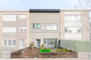 Deze woning bevindt zich in een rustige woonwijk, op slechts een boogscheut van het bruisende stadscentrum. Dankzij de ligging in een eenrichtingsstraat geniet u van alle voordelen van het stadsleven, met winkels zoals een apotheek, bakker, slager en groentewinkel in de directe omgeving zonder enige vorm van overlast.<br /><br />Bij het betreden van de woning verwelkomt de inkomhal u met een gastentoilet, waarna u wordt geleid naar de lichte en ruime woonkamer. Dankzij de grote raampartijen baadt deze ruimte in natuurlijk zonlicht, zowel in de voormiddag als in de namiddag. De uitgevoerde renovaties zorgen voor een frisse, moderne uitstraling. Aansluitend bevindt zich de volledig uitgeruste open keuken, voorzien van alle hedendaags comfort.<br /><br />Op het gelijkvloers vindt u ook een praktische was- en berging met toegang tot de handige kelder. Achteraan geniet u van een gezellige, onderhoudsvriendelijke stadstuin met tuinhuis, ideaal om in volledige privacy tot rust te komen. Via de trap in de inkomhal bereikt u de eerste verdieping met drie ruime slaapkamers en een gerenoveerde badkamer.<br /><br />Renovaties &amp; vernieuwingen:<br /><br />• 2007: vloeren, veranda, keuken, chauffage, ramen en terras<br /><br />• 2010: tuin aangelegd met tuinarchitect alsook het voorzien van een nieuw kwalitatief terras, ruim tuinhuis en afsluitingen.<br /><br />• 2016: isolatie van voorgevel en achtergevel alsook isolatie van spouwmuren, nieuwe badkamer en sanitair<br /><br />• 2021: nieuwe verwarmingsketel, elektrische rolluiken en nieuwe keukentoestellen<br /><br />Mis deze kans niet en plan vandaag nog uw bezoek aan deze kwalitatieve, instapklare woning!<br /><br />