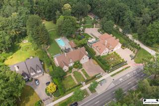 <p><span>Welcome to this stylish and spacious villa, conveniently located on Bredabaan in green and residential Brasschaat. <br />This home combines elegance, comfort and functionality on a generous plot with a fully landscaped garden and heated pool.<br /><br /></span></p><p><span>Ground floor<br />From</span><span> the imposing entrance hall with a stately wooden staircase, you get access to the various living spaces. <br />The entrance hall features a guest toilet with hand-washer and leads to a separate office, ideal for home office or practice space.</span></p><p><span>The generous living space is located on the left side of the home and is divided into a cozy sitting area, an elevated dining area and an adjacent, sunny porch overlooking the garden. <br />The centrally located kitchen is fully equipped and features a separate breakfast nook. The kitchen also provides access to the office again.</span></p><p><span>The rear entry hall offers access to the garden and a practical room with additional toilet, shower and hand-washer.</span></p><p><span>A large indoor garage provides space for two cars and bicycles, and also houses the laundry room and technical installations.<br /><br /></span></p><p><span>First floor<br />On</span><span> the second floor are four full-size bedrooms, three bathrooms, a separate toilet and a spacious dressing room. <br />Every room enjoys ample light and comfortable layout.</span></p><p><span> </span></p><p><span>Attic<br />Through</span><span> a loft ladder in the night hall you can reach the spacious storage attic, ideal for storage.</span></p><p><span> </span></p><p><span>Outdoor space<br />The</span><span> fully fenced garden is a real gem, with a spacious terrace, heated outdoor pool, covered terrace with gazebo, a rear lawn and an adjacent piece of forest. <br />The front driveway offers ample parking for several cars.<br /><br /></span></p><h3><span>Advantages</span></h3><ul><li><span>Excellent location in Brasschaat</span></li><li><span>Four bedrooms & three bathrooms</span></li><li><span>Fully equipped kitchen with breakfast area</span></li><li><span>Practice or office space</span></li><li><span>Built-in garage for two cars</span></li><li><span>Heated outdoor pool and covered terrace</span></li><li><span>Fully landscaped, private garden<br /><br /></span></li></ul><p><span>This characterful villa is a unique opportunity for those seeking space, comfort and luxury in a prime location. Please feel free to contact us for more information or a site visit.</span></p><p><span> </span></p>