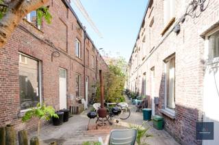 SCHRIJF U IN OP HET BEZOEKMOMENT ; https://ap.lc/VYkmX Deze charmante, op te frissen beluikwoning nabij het centrum van Gent biedt een unieke kans voor wie op zoek is naar een rustig gelegen eigendom met karakter. Gelegen achteraan het beluik geniet deze woning van een uitzonderlijke stilte en privacy, terwijl alle stedelijke voorzieningen zich op korte afstand bevinden.<br /><br />De woning werd praktisch ingedeeld en omvat op het gelijkvloers een ingerichte keuken met gezellige zitruimte, ideaal voor dagelijks comfort. Aansluitend bevindt zich de badkamer, voorzien van toilet.<br /><br />Op de eerste verdieping bevindt zich de leefruimte, die dankzij de indeling verschillende mogelijkheden biedt om een aangename woonomgeving te creëren. De bovenste verdieping kan verder ingericht worden als slaapkamer, waardoor de woning perfect kan aangepast worden aan de noden van de nieuwe eigenaar.<br /><br />Een extra troef is de conforme elektrische installatie, waarvan alle attesten en schema’s aanwezig zijn, wat meteen gemoedsrust biedt bij aankoop.<br /><br />Kortom, een interessante opportuniteit voor starters, investeerders of wie op zoek is naar een compacte woning met potentieel op een rustige, doch centrale ligging in Gent.<br /><br />Interesse in deze eigendom? Aarzel niet om contact op te nemen via alain@makelaarshuys.be<br /> of telefonisch op 0468 25 48 91.
