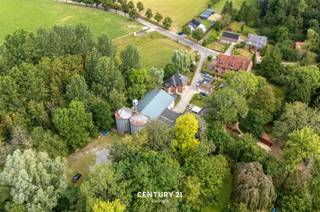 <p><span><i><span><strong>Uitzonderlijk pand te Bierbeek – Multfunctioneel gebouw</strong></span></i></span></p><p><span><span>De historische Ruisbroekmolen, met oorsprong in 1234, vormt een uniek stukje Bierbeeks erfgoed. Doorheen de eeuwen kende de site uiteenlopende functies – van korenmolen tot groothandel in granen en brouwerij – en vandaag staat het terecht geklasseerd als waardevol erfgoed.</span></span></p><p><span><span>Op deze historische site bieden wij u dit uitzonderlijke pand aan, bestaande uit een hoofdperceel van 6a27ca en een achterliggend perceel (parking/bos) van 6a02ca. Het gebouw combineert karaktervolle architectuur met een hedendaagse, conforme infrastructuur, volledig goedgekeurd op vlak van stedenbouw en brandveiligheid.</span></span></p><p><span><span>Dankzij de royale volumes, de dubbele toegang en de doordachte indeling leent dit pand zich tot een brede waaier aan functies. Naast gebruik als gastenverblijf of eventlocatie is het gebouw uitermate geschikt voor een multidisciplinaire (para)medische praktijk, groepspraktijk of welzijnscentrum, kantoorruimte of co‑working, creatief atelier, studio of opleidingscentrum, …</span></span><span><span></span></span></p><p><span><span>Dit uniek gebouw omvat twee toegangen/ twee garagepoorten. Één ingang voorzien van een automatische schuifdeur uitgevend op de zaal voor het plannen van events/ vergaderingen/ meetings... Ook de keuken, toog en technisch lokaal zijn hier te vinden.</span></span> <span><span>Toegang 2 geeft uit op de trappenhal en sanitaire blok.</span></span></p><p><span><span>Op verdiep kan u 3 zeer ruimte gastenverblijven vinden en elk voorzien van een slaapkamer, badkamer, apart toilet, leefruimte en een kitchenette. Ook zijn er twee bijkomende burelen te vinden en een vergaderzaal met keuken.</span></span></p><p><span><span><strong>U leest het goed, dit pand geeft mogelijkheden!</strong></span></span></p><p><span><span><strong>Dit pand werd volledig stedenbouwkundig en brandweerkundig gekeurd en is voorzien van een volledig dossier met conforme attesten (brandtrap, brandcentrale ...).</strong></span></span></p><p><span><span> </span></span></p><p><span><span><strong>Interesse in een bezichtiging ter plaatse of gewoonweg meer informatie? Contacteer onze vastgoedmakelaar Jacky: </strong></span></span><span><span><strong>jacky@connect-immo.be</strong></span></span><span><span><strong> – 0495 53 46 49.</strong></span></span><span><i><span></span></i></span></p>