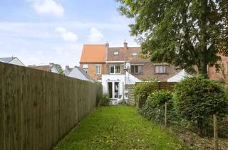 Deze charmante, instapklare woning, volledig gerenoveerd in 2008, combineert comfort met een uitstekende ligging. Met een open leefruimte, 2...