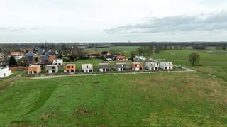 Aan Vogelsanck, een rustige en landelijk gelegen woonlocatie net buiten de dorpskern van Oostmalle biedt Danneels nieuwe bouwgronden te koop aan. <br /><br />Deze ruime villapercelen combineren een mooie straatbreedte met een aanzienlijke diepte, waardoor je hier volop kan genieten van een ruime, perfect zuidwest georiënteerde woning met ruime tuin. <br /><br />De percelen worden te koop aangeboden zonder bouwverplichting. Je kiest dus helemaal vrij met welke bouwpartner(s) je samenwerkt en wanneer je hier gaat bouwen.<br /><br />Hier woon je rustig in een landelijke omgeving maar zonder in te boeten aan bereikbaarheid. Je vindt alle nodige voorzieningen in de nabijheid en hebt een vlotte aansluiting naar de E19 en E34.