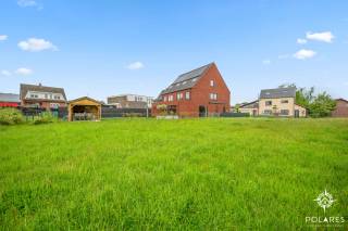 Uw droomwoning begint bij de juiste bouwgrond, de perfecte basis om uw woonideeën werkelijkheid te laten worden. Dit prachtig Zuidgericht perceel van 6a 30ca combineert een uitstekende ligging met interessante bouwmogelijkheden in een rustige en residentiële omgeving. Dankzij de perfecte oriëntatie geniet u hier de hele dag van natuurlijk licht en een zonnige tuin, ideaal voor wie comfortabel en stijlvol wil wonen.<br /><br />Met een mogelijke gevelbreedte van 9 meter biedt dit perceel alle ruimte om een ruime HOB bebouwing te realiseren, volledig afgestemd op uw woonwensen. Zowel een moderne woning met plat dak als een tijdloze architectuur met hellend dak van 45° zijn toegelaten. De maximale bouwdiepte bedraagt 15 meter op het gelijkvloers en 12 meter op de verdieping, waardoor u een bijzonder aangename woonoppervlakte kan creëren. Daarnaast is ook een bijgebouw toegelaten tot 25 m³, perfect als tuinberging, hobbyruimte of extra opslag.<br /><br />De combinatie van de rustige ligging, de gunstige bouwvoorschriften en de vlotte bereikbaarheid maakt van dit perceel een unieke opportuniteit voor wie op zoek is naar kwaliteit en wooncomfort in het hart van Boortmeerbeek.