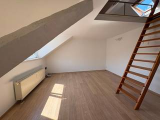 Lichtrijk appartement met mezzanine – centrum Oostende!<br /><br />Op zoek naar een gezellig, instapklaar appartement op een topligging in Oostende? Dit zeer mooie, lichtrijke appartement bevindt zich op de derde verdieping van een kleinschalige en rustige residentie, pal in het centrum van Oostende.<br /><br />Het appartement werd mooi gerenoveerd en verkeert in uitstekende staat. De aangename leefruimte geniet van veel natuurlijk licht en sluit aan op een volledig uitgeruste keuken, voorzien van alle nodige toestellen.<br /><br />Er is een ruime slaapkamer en een extra slaapruimte op de mezzanine, ideaal als tweede slaapkamer, bureau of hobbyruimte.<br /><br />Dankzij het gunstige EPC is het appartement bovendien energiezuinig. Alles is netjes in orde en het appartement is onmiddellijk beschikbaar.<br /><br />Er is geen lift, dus geen extra kosten! <br /><br />Voor de verwarming wordt 40€ voorschot gevraagd met afrekening jaarlijks. <br /><br />Een echte topper voor wie comfortabel en centraal wil wonen!<br /><br />Interesse? Neem gerust contact op voor meer informatie of een bezoek via marie@immofrancois.be <br /><br />