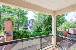 Op een uiterst centrale ligging aan het geliefde Hendrik Heymanplein bevindt zich dit verzorgd appartement met drie slaapkamers. Dankzij de uitstekende locatie geniet u van een vlotte bereikbaarheid, winkels, horeca, openbaar vervoer en het stadscentrum van Sint-Niklaas op wandelafstand.<br /><br />Bij het betreden van het appartement komt u terecht in de inkomhal die toegang biedt tot de verschillende leefruimtes. De ruime leef- en eetkamer wordt gekenmerkt door haar grote raampartijen, waardoor een aangename lichtinval gegarandeerd is gedurende de hele dag. Aansluitend bevindt zich de afzonderlijke keuken met voldoende kastruimte en plaats voor een ontbijthoek.<br />Het appartement beschikt over drie volwaardige slaapkamers. De master bedroom biedt rechtstreeks toegang tot een rustig, overdekt terras aan de achterzijde van het gebouw, met een aangenaam groen uitzicht. De tweede en derde slaapkamers zijn ideaal als kinder-, logeer- of bureauruimte.<br /><br />De badkamer is uitgerust met een dubbele wastafel, ligbad en toilet.<br />Extra troeven van dit appartement zijn de gunstige oriëntatie, de ruime leefoppervlakte, de grote raampartijen en de centrale doch rustige ligging met zicht op het groene binnengebied.<br /><br /><u><strong>Troeven</strong></u><br />Autostaanplaats inbegrepen<br />Centrale ligging aan het Hendrik Heymanplein<br />Ruime en lichtrijke leefruimte<br />Drie volwaardige slaapkamers<br />Overdekt terras met groen uitzicht<br />Afzonderlijke keuken<br />Badkamer met dubbele wastafel en ligbad<br />Winkels, horeca en openbaar vervoer op wandelafstand<br />Ideaal als eigen woonst of investering<br /><br />Wenst u dit appartement te bezichtigen? Twijfel dan niet om contact op te nemen met Thomas@claves.be of via 04 72.65.12.35
