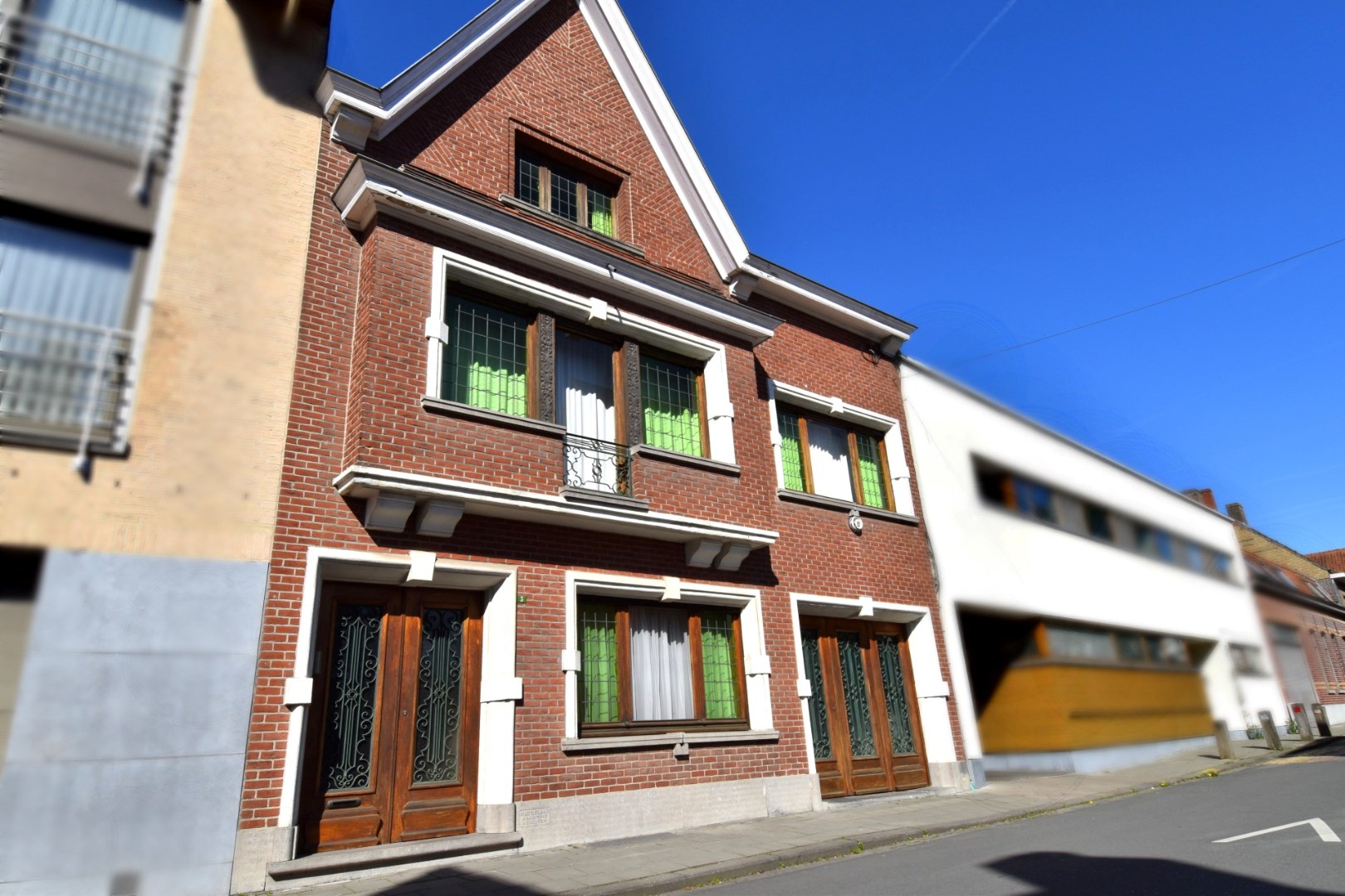 Charmante eigendom met 3 slaapkamers, 80 m² zolder, inpandige garage en zonneterras te koop in Gullegem-centrum - foto 2