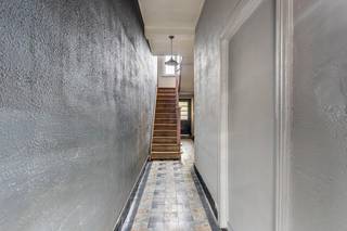 Te renoveren rijwoning met een bewoonbare oppervlakte van ca. 156 m², gelegen op een perceel van 1a66ca. Deze woning biedt een uitstekende basis voor wie op zoek is naar een karaktervolle stadswoning die volledig naar eigen smaak en woonwensen kan worden gerenoveerd.<br /><br />Op het gelijkvloers bevinden zich een inkomhal, een ruime leefruimte met eet- en zithoek, een keuken en een apart toilet. De kelderverdieping omvat een kelder met rechtstreekse toegang tot de tuin. Op de eerste verdieping zijn er twee slaapkamers, een badkamer en een nachthal. De tweede verdieping biedt bijkomende ruimte die, mits de nodige inrichting, kan worden ingericht als één of twee extra slaapkamers.<br /><br />Achter de woning bevindt zich een buitenruimte met potentieel om uit te groeien tot een gezellige stadstuin, een aangename meerwaarde in een stedelijke omgeving.<br /><br />De woning is centraal gelegen in Tienen, binnen de vesten en op korte afstand van winkels, scholen, openbaar vervoer en het station. Ook het stadscentrum met zijn handelszaken, horeca en voorzieningen bevindt zich vlot bereikbaar. De ligging combineert zo het gemak van het stadsleven met de mogelijkheid om een eigen groene buitenruimte te creëren.<br /><br />Met haar ruime indeling, drie bouwlagen en interessante ligging vormt deze woning een mooie opportuniteit voor kopers met renovatieplannen, starters of gezinnen die op zoek zijn naar een woning met potentieel. <br /><br />Bijkomende info (EPC, bodemattest, elektriciteit,...) kan U hieronder downloaden ↓
