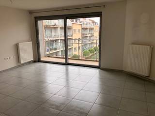 Zeer mooi appartement met 1 slaapkamer in residentieel project "De Schalk", uitzonderlijk gunstig gelegen nabij kruising A12 Brussel-Antwerpen en N16 Mechelen-Dendermonde, hartje Vlaamse Ruit. Bevindt zich in de buurt van winkels, scholen, station, commercieel centrum, ...<br />Het appartement op de 3de verdieping heeft een leefruimte met toegang tot terras en uitzicht op een mooie groene gemeenschappelijke binnentuin, volledig ingerichte open keuken voorzien van koelkast, combi-microgolfoven, keramische kookplaat en dampkap. Ruime slaapkamer met aangrenzende badkamer voorzien van ruime inloopdouche, toilet, lavabomeubel met spiegelkast. Berging voorzien voor wasmachine. Apart gastentoilet.<br />Het appartement is voorzien met Badkamer, deuren en toegang tot terras zijn bereikbaar voor mindervallieden.<br />Gemeenschappelijke delen met inwonende conciërge, grote foyer, bibliotheek, zithoek met tv, fitnessruimte. <br />gemeenschappelijke kosten bedragen ongeveer 110 euro/maand. Voor de collectieve verwarming en water wordt er maandelijks een voorschot gevraagd van 115 euro en jaarlijks een afrekening.<br />In het gebouw is er eveneens een kapsalon dokterspraktijk en restaurant voorzien, deze zitten echter niet mee in de gemeenschappelijke kosten.<br />Verkoop onder registratie (12%) zo bespaart u 9%BTW op de constructiewaarde!!!!<br />Een ondergrondse parkeerplaats kan mee aangekocht worden voor de prijs van €18.000 (deze is niet in de prijs van het appartement inbegrepen) de staanplaats wordt eveneens verkocht onder registratie (12%).<br />mogelijkheid tot aankoop van een kelder van 5m² aan een prijs van 5.000 euro<br />Aarzel niet en neem contact op voor een bezoek ter plaatse 0495/23 08 22.