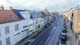 Welkom in de Oostendestraat 88A, een voormalig kantoor die mogelijkheid biedt tot een gezellig appartement op het gelijkvloers. Ideaal gelegen in...