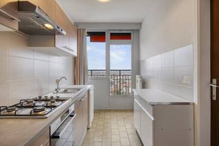 Indeling:Verdieping 11 (bereikbaar met lift of trap):- inkomhal- woon- en eetkamer (ca. 33m²)- uitgeruste keuken (ca. 8m²)- westgericht terras (8m²)- aparte berging aansluitend aan de keuken- apart toilet met handenwasser- badkamer met wastafel, bad en voorzieningen voor was- en droogmachine- slaapkamer 1 (ca. 14m²)- slaapkamer 2 (ca. 14m²)- oostgericht terras (8m²)Verdieping -1:- privatieve kelderbergingBijzonderheden:- ruim, lichtrijk appartement - gunstige EPC-score (B)- asbestveilig- 2 terrassen met panoramisch uitzicht- parkeergelegenheid voor de residentie- netjes onderhouden gebouw voorzien van een lift- Ideaal gelegen, pal in het centrum van Wilrijk, op wandelafstand van winkels, scholen, openbaar vervoer..Bent u geïnteresseerd in dit appartement te koop in het centrum van Wilrijk? Aarzel dan niet om contact met ons op te nemen via janice.racaj@dewaele.com of op 03 206 76 73.Wenst u uw eigendom ook te koop of te huur te stellen? We helpen u graag verder.Steeds tot uw dienst om u verder te helpen met al uw vragen over vastgoed!