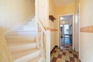 Deze woning is rustig en landelijk gelegen in het groen.Het gelijkvloers bestaat uit een ruime inkomhal, een lichtrijke woonkamer, een gedeeltelijk...