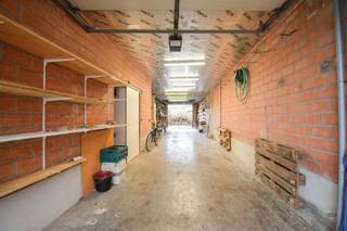 Entrepôt sur un excellent emplacement avec une porte automatique du côté de la rue (H : 2.8 L:2.7). Surface de l'entrepôt : 69m². Espace extérieur...