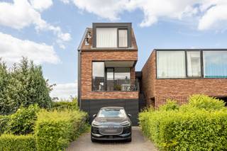 <p>Bezoek mogelijk na aanmaak huurdersprofiel via: https://onid.mijnhuurprofiel.be/property/e3e30926-2c60-4ba6-a0c4-d2d158edf56a</p><p>Dit lichtrijke duplexappartement is gelegen in een rustige straat, op een uitstekende locatie tussen het centrum van Hove en Boechout. Dankzij de private ingang geniet u van extra privacy en het gevoel van een eigen woning. Het appartement werd verzorgd afgewerkt en biedt een aangename leefruimte met veel natuurlijke lichtinval. Verder beschikt het over twee slaapkamers (10m² en 13m²) een badkamer met douche en een gezellig terras waar u in alle rust kan ontspannen. Winkels, openbaar vervoer, scholen en andere voorzieningen bevinden zich op korte afstand, waardoor u geniet van een ideale combinatie van rustig wonen en een centrale bereikbaarheid. Het appartement heeft geen private autostaanplaats.</p><p><br /></p><ul><li>Duplexappartement met private ingang</li><li>Rustige ligging nabij het centrum van Hove en Boechout</li><li>Geen gemeenschappelijke kosten</li></ul>