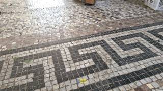 <p><span>Dit handelsgelijkvloers ligt op een druk kruispunt van de invalsweg Plantin en Moretuslei enerzijds en de as Provinciestraat - Belgiëlei anderzijds. Ben je op zoek naar een geschikte locatie waar alle invullingen mogelijk zijn, kom dan zeker kijken. Een ruime vitrine in combinatie met een authentieke vloer en een lichtkoepel achteraan kunnen, na renovatie, deze plek terug zijn allure van weleer geven. De open ruimte geven je de mogelijkheid de ruimte in te vullen naar eigen smaak en wens. Onmiddellijk beschikbaar. Mogelijkheid tot combinatie met het naburige verhuurde handelsgelijkvloers nr 83.</span></p><p><span>Een unieke kans voor ondernemers! Interesse? Neem contact op voor meer info of een bezichtiging.</span></p><p><span> </span></p>