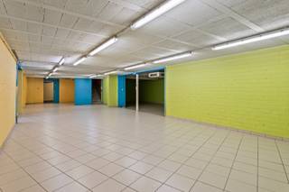 Centraal gelegen opbergruimte van 270 m² te Roeselare.<br />Er is toegang tot de loods via een garagepoort.<br /><br />Er is vlotte verbinding tot bij de ring rond Roeselare, en de oprit van de autostrade.<br /><br />Mogelijkheid om naastliggende winkelruimte of magazijn bij te huren.<br /><br />Het pand is onmiddellijk beschikbaar. <br /><br />Wacht niet langer en maak van deze uitstekende locatie de nieuwe thuisbasis voor uw bedrijf! Neem vandaag nog contact met ons op voor meer informatie of om een bezichtiging in te plannen. T. 051|201.400.