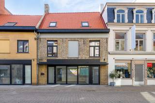 Opportunité unique ! Découvrez cette maison familiale spacieuse et entièrement rénovée en 2025 avec un espace commercial polyvalent, située à deux pas de la vibrante Grand-Place de Furnes. Cette propriété est véritablement prête à emménager au sens large du terme et combine habitation et opportunité professionnelle.<br /><br />Au rez-de-chaussée se trouve l'espace commercial avec entrée séparée. La maison elle-même dispose d'un hall d'entrée spacieux, de toilettes séparées et d'un salon très lumineux avec une magnifique 'cuisine de vie' hyper-équipée dotée d'un plan de travail en marbre. Attenant, vous profitez d'un jardin de ville ensoleillé.<br />Le premier étage comprend deux chambres spacieuses et une grande troisième pièce, idéale comme espace polyvalent ou chambre supplémentaire. Vous y trouverez également la première salle de bain avec douche à l'italienne et lavabo, des toilettes séparées et un débarras.<br />Au deuxième étage se situe la chambre principale (master bedroom), complète avec sa propre salle de bain luxueuse, équipée d'un double lavabo, d'une douche à l'italienne et d'une baignoire.<br /><br />La rénovation complète en 2025 garantit les techniques les plus récentes : un label PEB quasi neutre en énergie, système de ventilation, toit neuf et isolé, entièrement sans amiante, chaudière à condensation très performante avec conduites renouvelées et un contrôle électrique conforme.<br /><br /><u><strong>ATOUTS:</strong></u>
<ul>
	<li>Entièrement et minutieusement rénovée en 2025</li>
	<li>Espace commercial avec entrée séparée au rez-de-chaussée</li>
	<li>PEB quasi neutre en énergie et équipée de techniques modernes</li>
	<li>4 chambres spacieuses (dont 1 polyvalente) et 2 salles de bain</li>
	<li>Magnifique cuisine de vie avec plan de travail en marbre et jardin de ville ensoleillé</li>
</ul>
<strong>Attention : les photos avec un astérisque en bas à droite ont été générées par IA pour donner une meilleure idée de l’aménagement possible.</strong>