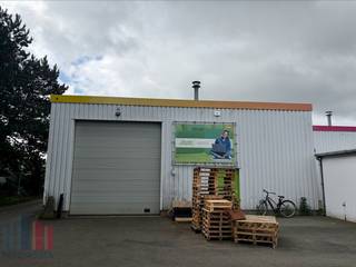 Ruime opslagruimte van 552 m² (12 m x 46 m), strategisch gelegen langs de Staatsbaan in Lubbeek. Dankzij de vlotte bereikbaarheid kort bij Leuven vormt dit magazijn een ideale uitvalsbasis voor opslag-, logistieke of lichte bedrijfsactiviteiten.<br /><br />De bedrijfsruimte beschikt over een vrije hoogte van 5 meter en is uitgerust met een sectionaalpoort met afzonderlijke toegangsdeur en een laadkade, wat een efficiënte goederenbehandeling mogelijk maakt. De aanwezige lichtstraten zorgen voor een aangename natuurlijke lichtinval in het magazijn. Verder zijn sanitair en een praktische kitchenette voorzien voor het dagelijkse comfort van de gebruikers.<br /><br />Onmiddellijk beschikbaar. Huurprijs exclusief kosten en lasten.<br /><br />Een interessante opportuniteit voor ondernemingen die op zoek zijn naar een functionele opslagruimte op een commerciële toplocatie in Lubbeek. <br /><br />Contacteer PANORAMA B2B voor bijkomende inlichtingen, plannen of een vrijblijvend plaatsbezoek via 0474 17 17 15.