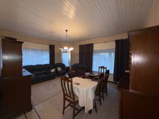 Op een rustige en aangename locatie in Gent, pal aan een charmant buurtpark, bevindt zich deze bijzonder ruime hoekwoning boordevol mogelijkheden. Dankzij de uitstekende bereikbaarheid van het historische centrum en de belangrijkste invalswegen combineert deze woning comfortabel wonen met een strategische ligging.<br /><br /><strong>Indeling gelijkvloers</strong><br />De woning is toegankelijk via de garage of via de inkomdeur op de hoek. De inkom geeft onmiddellijk uit op een lichtrijke leefruimte met voldoende plaats voor een gezellige zithoek en een ruime eethoek.<br />De open keuken is uitgerust met een kookeiland, oven en koelkast, en biedt bovendien ruimte voor een vaatwasmachine. Aansluitend bevindt zich een extra grote polyvalente ruimte die perfect kan ingericht worden als eetkamer, bureau, speelkamer of praktijkruimte.<br />Verder beschikt het gelijkvloers over een traphal met apart toilet en lavabo. Onder de trap bevindt zich een praktische bergruimte.<br /><br /><strong>Eerste verdieping</strong><br />Op de eerste verdieping bevinden zich drie volwaardige en ruime slaapkamers met grote raampartijen die zorgen voor veel natuurlijk licht.<br />De badkamer is uitgerust met een dubbele lavabo in wandmeubel, toilet en een combinatie bad/douche.<br /><br /><strong>Tweede verdieping</strong><br />De tweede verdieping biedt nog eens vier extra kamers. Hier kunnen eenvoudig drie bijkomende slaapkamers worden gecreëerd. De brede overloop leent zich uitstekend als hobbyruimte, bureau of studeerhoek.<br /><br /><strong>Extra troeven</strong>
<ul>
	<li><span>Garage inbegrepen</span></li>
	<li><span>Ligging aan een park</span></li>
	<li><span>Zeer veel bewoonbare ruimte</span></li>
</ul>
<br />Deze woning biedt een unieke kans voor wie op zoek is naar ruimte, flexibiliteit en potentieel in de stad Gent.<br /> 