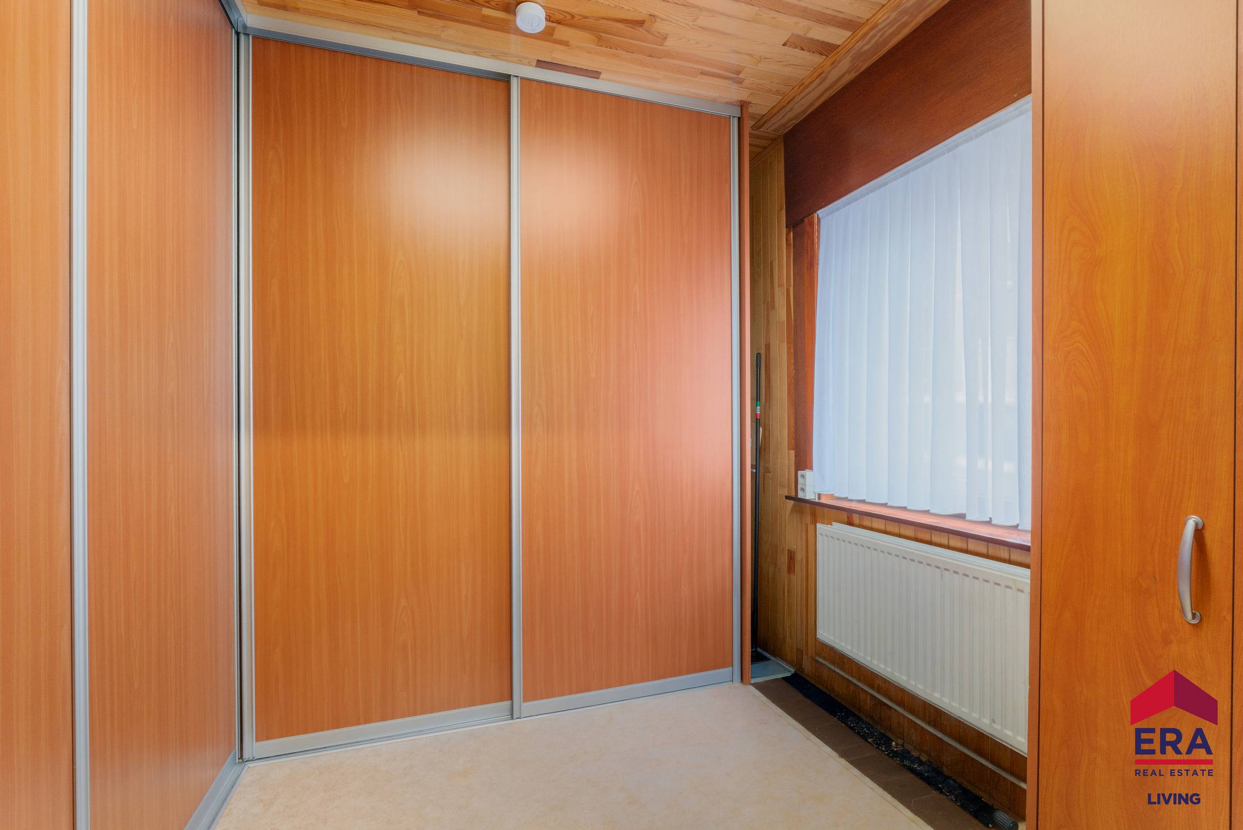 Ruime woning met 5 slaapkamers, garage en tuin nabij centrum - foto 4