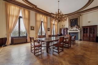 In het monumentale Hansahuis, ingehuldigd in 1903, een van de belangerijkste ankerpunten van de Scheldekaaien, vindt u een dit unieke kantoor.<br /><br />Het imposant gebouwencomplex op de kop van het bouwblok gevormd door Ernest Van Dijckkaai, Suikerrui en Kaasstraat, werd opgetrokken in opdracht van Wilhelm Arnold von Mallinckrodt, naar de hand van architect Joseph Hertogs. Hertogs geldt als een van de meest succesvolle architecten in Antwerpen. Zijn loopbaan stond in dienst van de vermogende, overwegend liberale mercantiele burgerij. Het Hansahuis moest getuigen van de bloeiende handelspositie van de Antwerpse metropool in het begin van de 20ste eeuw. De hoektorens, risalieten, kolossale ordepilasters en zuilen, galerijen en beelden van Jef Lambeaux, stroken volledig met de toen heersende welvaartsmentaliteit en pronkzucht. In 1981 werd het gebouw beschermd als monument.<br /><br />De kantoorverdieping kent in haar authenticiteit verschillende soorten werkplekken : schitterende ontvangstruimte, wachtkamer, sfeervol salon met parketvloer, houten lambriseringen en een mooie bar, vergaderzaal, moderne landschapskantoren.... <br />Dubbele openslaande deuren verbinden de ruimten, parketvloeren lopen door, tal van authentieke elementen ademen de geschiedenis en geven een bijzonder karakter aan het pand.<br /><br />Parkeerfaciliteiten kunnen afzonderlijk hierbij aangekocht worden.