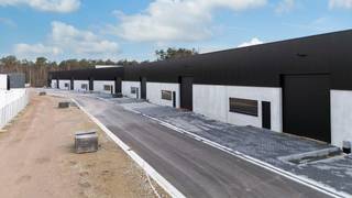 <strong>Dit kwalitatieve nieuwbouwproject bestaat uit 9 duurzame KMO-units, aangevuld met een loft en een landschapskantoor, en is gelegen te Beerse, Toekomstlaan 7 (A–J). De realisatie bevindt zich momenteel in de afwerkingsfase, waarbij reeds 4 units succesvol werden verkocht.</strong><br /><br />De KMO-units beschikken over oppervlaktes van 353 m² tot 470 m² en hebben een vrije hoogte van 6,4 meter. Ze worden casco opgeleverd, met ruime mogelijkheden tot maatwerk zoals het plaatsen van tussenvloeren, binnenwanden of specifieke technische voorzieningen. De polybetonvloer wordt uitgevoerd in overleg met de koper. Bij elke unit horen 3 privatieve parkeerplaatsen.<br /><br />Bedrijvenpark <em>De Toekomst</em> geniet van een strategische ligging in de industriezone van Beerse, op de as Turnhout – Antwerpen. De site is vlot bereikbaar via de Antwerpsesteenweg en biedt een snelle aansluiting op de E34. Deze locatie is bijzonder aantrekkelijk voor ondernemingen met activiteiten binnen de noordrand van Antwerpen.<br /><br />Naast een uitstekende uitvalsbasis voor eigen gebruik vormt dit project ook een interessante investeringsopportuniteit. Bedrijfsvastgoed biedt investeerders een aantrekkelijk alternatief met stabiele opbrengsten en potentieel voor waardevermeerdering.<br /><br /><span><strong>Het project is opgevat met een sterke focus op duurzaamheid en functionaliteit. De units zijn hypergeïsoleerd en uitgerust met:</strong></span><br />- Zeer veel natuurlijke lichtinval<br />- Binnenverlichting LED, reeds opgedeeld in 3 aparte kringen.<br />- Grote elektrakasten op uitbreiding voorzien.<br />- Niko Homecontrole domotica voorzien.<br />- Buitenverlichting LED (automatisch gestuurd en handmatig aan te schakelen bij nacht)<br />- Handbediende rookluiken voor verluchting<br />- Elektrische sectionaalpoort(en) met afstandsbediening<br />- Sectionaalpoorten draaien boven weg vlak onder het plafond<br />- Sectionaalpoorten van 5m hoogte<br />- Kabels tot bij de parkeerplaatsen voor laadpalen<br />- Ondergrondse elektrakabels voorzien voor aansluiting 63A en nog verhogingen mogelijk.<br />- Inbraakalarmcentrale met geïntegreerde brandmeldingscentrale.<br />- Inbraakalarmcentrale enkel nog sensoren plaatsen volgens Uw specifieke indeling en eventueel koppelen met meldkamer.<br />- Aluminium schrijnwerk<br />- Onderste 3m overal betonmuren<br />- Strakke staalconstructie waar geoptimaliseerd is naar een strakke afwerking, bvb ingewerkte profielen in de tussenwanden, geen onnodige gordingen, kruisverbanden zo veel mogelijk in de betonwanden verwerkt.<br />- Regenwaterput 10.000L per unit<br />- Voorzien zijn 2 water collectoren, 1 voor RW en 1 voor PIDPA<br />- Septische put apart per unit<br />- Telenet en Proximus FIBER reeds tot aan de meterkast binnengebracht<br />- Staalbouw al voorzien voor aanleg van extra bordessen<br />- Reeds funderingen voorzien voor aanleg van extra bordessen<br />- Riolering volgens eigen behoeften<br />- Buitenterrein volledig omheind<br />- De privé straat voorzien van elektrische barelen dus geen onnodig verkeer op de site.<br />- Algemeen camerasysteem voor bewaking van de hoofdtoegangen (Dennenlaan – Toekomstlaan)<br />- Betonvloer van 15cm dik met net van 8mm voorzien, deze zal pas na overleg met de koper geplaatst worden. Zodoende is eigen inbreng met betrekking tot riolering, sanitair, nutsleidingen, afvoerputten of goten, extra fundering voor een machine, etc. nog steeds mogelijk.