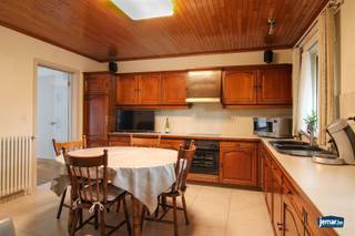 Ben je op zoek naar een ruime, comfortabele én goed onderhouden woning waar je zonder zorgen kunt intrekken? Dan is deze charmante gezinswoning aan...