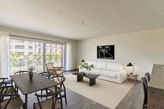 LIGGINGWelkom in residentie "Servaes", waar comfortabel wonen en een uitstekende ligging hand in hand gaan. Dit verzorgde appartement op de eerste...