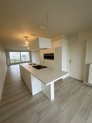 Dit lichtrijk doorgeef appartement op de tweede verdieping (lift aanwezig) is centraal gelegen, nabij diverse voorzieningen en in de directe...