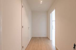 <strong>Huurprijs: 950 EUR per maand</strong><br /><strong>+ 100 EUR per maand voor ondergrondse autostaanplaats en berging</strong><br /><strong>+ 85 EUR per maand gemeenschappelijke kosten </strong><br /><strong>Kosten plaatsbeschrijving zijn 50/50 te betalen door huurder en verhuurder</strong><br /><strong>Huurwaarborg = 3 maanden huur</strong><br /><strong>Beschikbaar: Onmiddellijk</strong><br /><br /><strong>VOOR DIT EIGENDOM KAN U ZELF EEN BEZOEK INPLANNEN VIA ONZE WEBSITE: www.deboerenpartners.be</strong><br />Als u in aanmerking komt voor dit eigendom, kan u zelf een bezoekmoment selecteren. Om wille van het grote aantal aanvragen, kunnen verzoeken via Immoweb, Spotto of Immoscoop niet behandeld worden. Enkel kandidaturen van onze website, inclusief documentatie en motivatie, komen in aanmerking. Als u moeilijkheden ondervindt met het invullen van de kandidaatstelling, aarzel dan niet om ons te contacteren voor hulp en ondersteuning.<br /><br /><span>Beschrijving van het appartement:</span><br />
<p>U komt binnen in de inkomhal met apart gastentoilet en een ruime berging voorzien van aansluiting voor wasmachine en condensdroger. Via de glazen deur bereikt u de lichtrijke leefruimte met open keuken. De keuken is modern afgewerkt en uitgerust met alle nodige toestellen.</p>
<p>Vanuit de leefruimte heeft u toegang tot het zuidgerichte terras met vrij zicht op de appelgaard. De slaapkamer, eveneens bereikbaar via de leefruimte, beschikt over een ensuite badkamer voorzien van inloopdouche en badkamermeubel met spiegel. Ook vanuit de slaapkamer kunt u het zonnige terras bereiken.</p>
<p>Bij het appartement hoort een ondergrondse autostaanplaats met aangrenzend een ruime berging.<br /><br /></p>
<span>Bijzonderheden:</span><br />- Gunstig energielabel met EPC A<br />- Lift aanwezig<br />- Ondergrondse autostaanplaat en berging <br />- Laadpaal bij autostaanplaats <br />- Vloerverwarming in het gehele appartement<br />- Vrij zicht