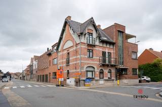 Ben je op zoek naar een recent, goed onderhouden appartement met veel ruimte en comfort? Dan is dit pand in de Poelkapellestraat 1A...