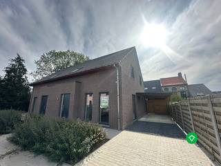 Deze nieuwbouwwoning is gelegen in Handzame (Kortemark), dichtbij tal van voorzieningen op wandelafstand.Bij binnenkomst betreedt u de ruime inkomhal...