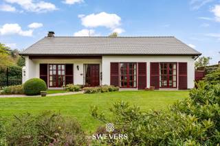 Voor meer info en foto’s, surf naar www.swevers.be – Welkom in Sparrenweg 17 in Tessenderlo-Ham: een instapklare open bebouwing op een perceel van...