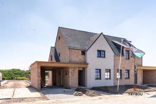 Rustig gelegen nieuwbouw(koppel)woning op 275 m².<br /><br />De woning bestaat uit:<br />Gelijkvloers: inkomhal - gastentoilet - trap richting eerste verdiep - lichtrijke woonkamer - open keuken met aansluitende berging - zonnige tuin. <br /><br />Verdieping: drie slaapkamers - ingerichte badkamer met lavabomeubel en bad/douche - apart toilet - toegang tot zolder met zoldertrap.<br /><br />Regenwaterput: 10.000L<br /><br />Ventilatiesysteem C<br /><br />Carport aanwezig <br /><br />De woning wordt afgewerkt volgens het standaard voorziene lastenboek.<br /><br />Wenst u meer info over deze prachtige nieuwbouwwoning? thijs@grouptrybou.be