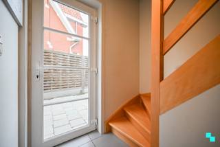 Ontdek deze instapklare gezinswoning met drie slaapkamers en praktijkruimte op de grens van Izegem en Rumbeke. Deze goed onderhouden woning beschikt over een bewoonbare oppervlakte van 151 m² (volgens EPC-attest) en is gelegen op een west gericht perceel van 400 m². Volgende indeling, gelijkvloers: De eerste voordeur verleent toegang tot de ruimte vooraan die momenteel dienst doet als trimsalon (ca 20 m² - volgens eigen opmeting). De tweede voordeur verleent toegang tot de inkomhal die in verbinding staat met de lichtrijke leefruimte met open keuken (dampkap, gasvuur, dubbele spoelbak, vaatwasmachine, oven en koelkast), gastentoilet en technische berging. Er bevindt zich een valse wand tussen de praktijkruimte en het private gedeelte. De ruimte vooraan kan perfect dienen als uitbreiding van de woonkamer. De eerste verdieping bestaat uit de nachthal, drie slaapkamers, wasplaats en de badkamer (Ligbad/douche, wastafel en toilet). De afgewerkte zolder is te bereiken via een vaste trap in een slaapkamer. De tuin is west georiënteerd en beschikt over een recent nieuw aangelegd terras en achteraan het perceel een tuinberging. EPC B - GEEN renovatieverplichting | Centrale verwarming op aardgas | Elektrische rolluiken (somfy) | Elektriciteit conform | HR-beglazing (PVC) | Regenwater | 16 zonnepanelen. Margot organiseert voor deze woning de bezoeken, mits het maken van een afspraak via 051 67 67 57.