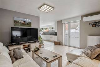 <p><span><br /></span><span>🏡</span><span> Welkom bij uw droomhuis in Wervik! Deze prachtige woning biedt alles wat u zoekt en meer. Met zijn ruime indeling, moderne afwerking en centrale ligging, is dit de perfecte plek om thuis te komen.</span></p><p><span>Met maar liefst 4 slaapkamers is er voldoende ruimte voor het hele gezin. Elk vertrek is zorgvuldig ontworpen en biedt een oase van comfort en rust. En met airconditioning kunt u het hele jaar door genieten van een aangename temperatuur.</span></p><p><span>🌳</span><span>Buiten is er een grote tuin waar u kunt ontspannen en genieten van de natuur. De tuin biedt niet alleen groen en privacy, maar ook een polyvalente ruimte waar u uw creativiteit de vrije loop kunt laten gaan. Of het nu gaat om een thuiskantoor, een speelruimte of een hobbyruimte, de mogelijkheden zijn eindeloos.</span></p><p><span>🚗</span><span> Daarnaast beschikt deze woning over een inpandige garage, waardoor parkeren geen probleem is. En de centrale ligging zorgt ervoor dat u binnen handbereik bent van alle voorzieningen, zoals winkels, scholen en openbaar vervoer.</span></p><p><span>Deze prijs is een vanaf prijs, ieder bod boven deze prijs zal worden voorgelegd aan de eigenaar</span></p><p><span>🔑</span><span> Klaar om uw nieuwe leven te beginnen in deze prachtige woning? Neem vandaag nog contact met ons op voor een bezichtiging </span><span>op het nr. 056 96.08.00 of mail naar info@property-vastgoed.be</span></p>