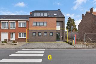 GELIEVE UITSLUITEND TE REAGEREN VIA MIJN HUURPROFIEL: https://immogoffin.mijnhuurprofiel.be/property/b11ca8cd-53b4-4097-a383-cc43c52cc415<br /><br />Dit zeer ruim gelijkvloersapparement telt een bewoonbare oppervlakte van 133 m² (bron: EPC) en is gelegen langs de Nederstraat ter hoogte van nummer 25a, net aan het Onze Lieve Vrouweplein. Vlakbij vindt men alles wat men dagelijks nodig heeft zoals een Spar, de bakker, lagere school,.. Op een vijftal minuutjes rijden komt men in het centrum van Hoeselt en op een zevental minuutjes vindt men het centrum van Bilzen. De zone achter de woning heeft de bestemming 'agrarische gebieden' gekregen, zodat men hier niet kan bouwen en bijgevolg het vrije uitzicht op deze groene omgeving bewaard zal blijven. <br /><br />Dit aantrekkelijke appartement maakt deel uit van een kleinschalige residentie bestaande uit slechts twee wooneenheden, zodat hoge algemene onkosten niet aan de orde zijn. <br /><br />De indeling is als volgt: <br />- gemeenschappelijke inkomhal<br />- inkom met gastentoilet en ruimte voor vestiaire<br />- hal <br />- twee zeer ruime slaapkamers<br />- badkamer met bad en douche<br />- eerste berging met voorzieningen voor wasplaats en CV<br />- tweede ruime berging met grote wandkast die mee zal ter beschikking gesteld worden<br />- open ingerichte keuken<br />- ruime woonkamer met veel lichtinval dankzij kamerbrede ramen <br />- ruim terras met aansluitend de tuin. <br />Het onderhoud van de tuin is inbegrepen in de prijs. <br /><br />Meer dan voldoende gratis parkeermogelijkheden op het plein tegenover het gebouw. <br /><br />Interessant aanbod voor wie op zoek is naar een ruim gelijkvloersappartement met groot terras met tuin! <br /><br />EPC: 194 kWh/m² pj. - label B - CV op aardgas<br />Geen bijkomende algemene onkosten!