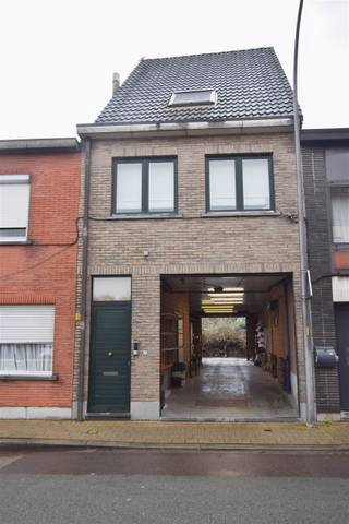 Magazijn op uitstekende ligging met aan de straatzijde een automatische poort (H: 2,8 B:2,7). Oppervlakte magazijn: 69m². Buitenruimte: 76m²...